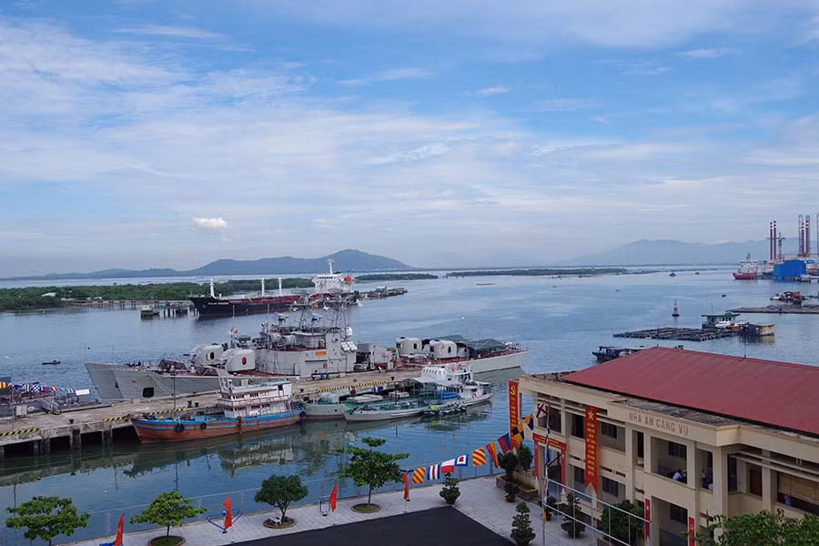  Tàu thuyền của Lữ đoàn túc trực sẵn sàng cứu hộ. Ảnh: Mai Thắng