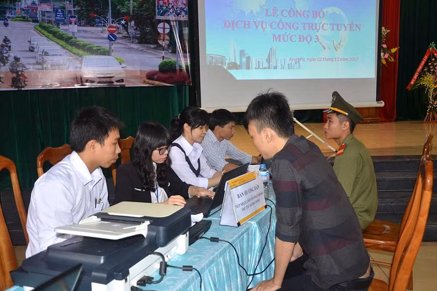 Chỉ cần 1 máy tính có kết nối mạng người dân thị xã Ayun Pa ngồi ở đâu cũng có thể thực hiện thủ tục hành chính. Ảnh: Đức Phương