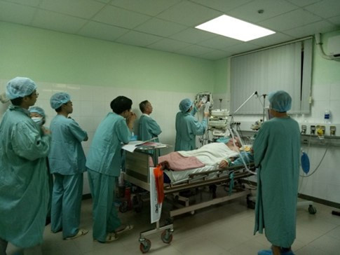 Các bác sĩ đang nỗ lực cứu chữa bệnh nhân Bernard H. Các bác sĩ đang nỗ lực cứu chữa bệnh nhân Bernard H.