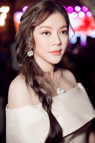  Lý Nhã Kỳ thường không lạm dụng phụ kiện to bản.