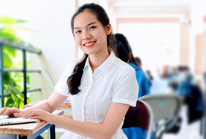 Đặng Linh Chi là một trong số những tình nguyện viên phục vụ tại APEC.