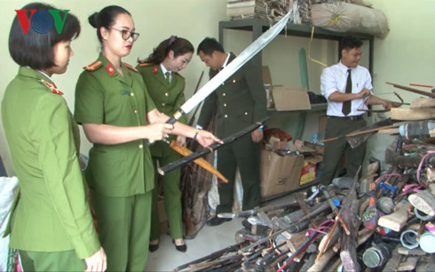 Tổng số có gần 800 vũ khí, vật liệu nổ và công cụ hỗ trợ các loại bị thu giữ. Tổng số có gần 800 vũ khí, vật liệu nổ và công cụ hỗ trợ các loại bị thu giữ.