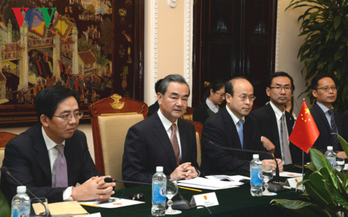 Bộ trưởng Ngoại giao Trung Quốc Vương Nghị (thứ 2 từ trái qua) tại buổi hội đàm.