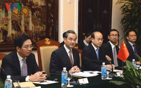 Bộ trưởng Ngoại giao Trung Quốc Vương Nghị (thứ 2 từ trái qua) tại buổi hội đàm.