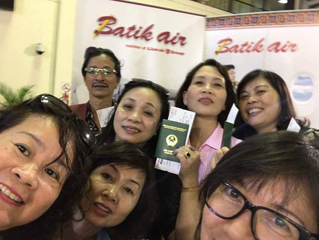  7 người Việt chụp wefie bày tỏ niềm vui thoát nạn - Ảnh: ĐSQ VN tại Indonesia cung cấp