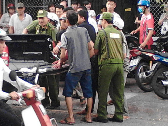 Cảnh sát áp giải Nguyễn Văn Dũng.