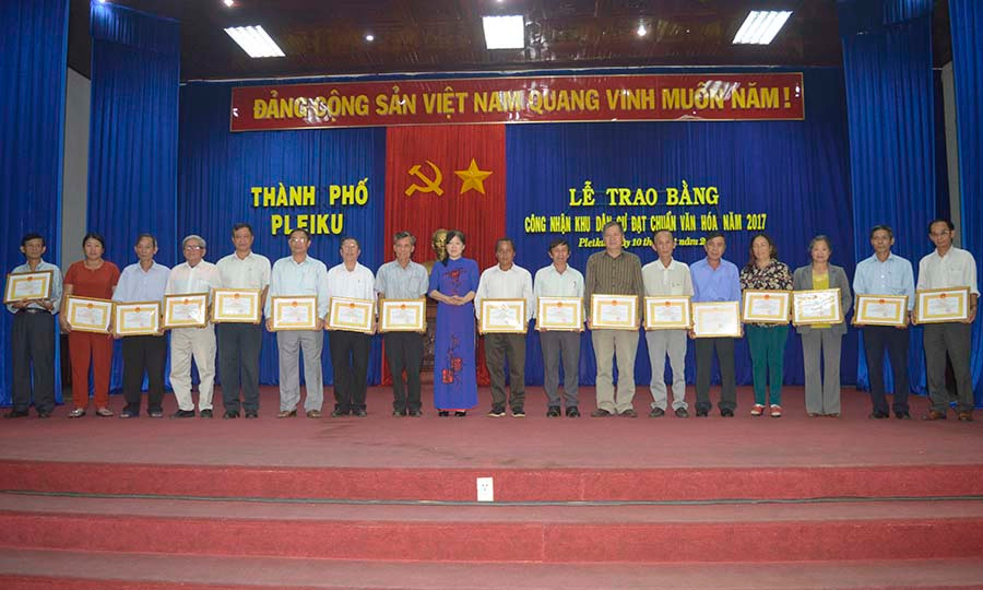  Trao bằng công nhận khu dân cư đạt chuẩn văn hóa. Ảnh: Đ.Y