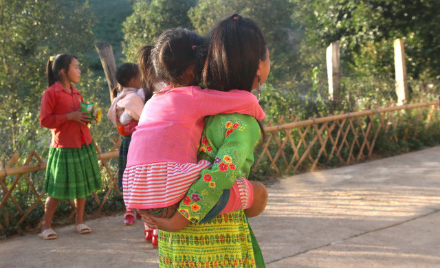 Gống đến trường mỗi ngày bằng đôi chân của chị gái Thào Thị Trai, 9 tuổi. Gống đến trường mỗi ngày bằng đôi chân của chị gái Thào Thị Trai, 9 tuổi.