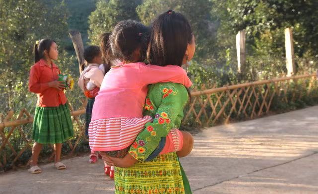 Gống đến trường mỗi ngày bằng đôi chân của chị gái Thào Thị Trai, 9 tuổi.