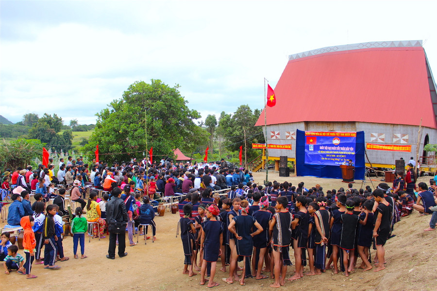 Quang cảnh ngày hội. Ảnh: Hồng Thi