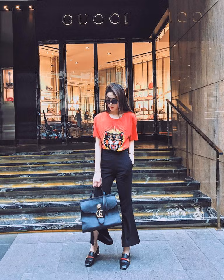 Quần ống loe cạp cao với áo thun đỏ rực rỡ, Kỳ Duyên mang tới gợi ý cách phối đồ rất cơ bản nhưng không nhàm chán nhờ màu sắc và thiết kế năng động.