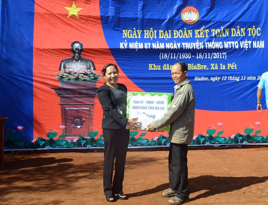  Bà Ayun H'Bút-Phó Chủ tịch HĐND tỉnh đại diện lãnh đạo tỉnh tặng quà cho thôn Bia Bre. Ảnh: P.L