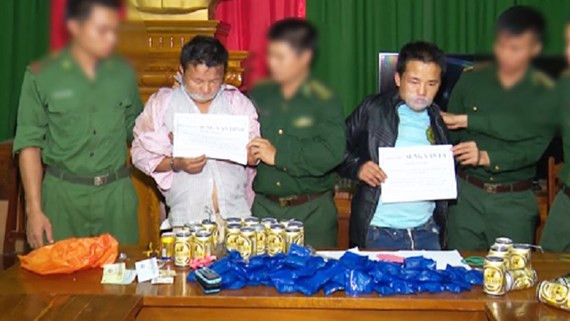 Các đối tượng Sung Văn Dính và Sung Văn Ly cùng tang vật chuyên án Các đối tượng Sung Văn Dính và Sung Văn Ly cùng tang vật chuyên án