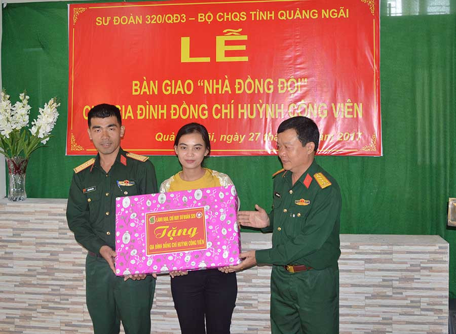  Đại tá Nguyễn Văn Lanh, Chính ủy Sư đoàn 320 tặng quà cho đình Trung úy QNCN Huỳnh Công Viên. Ảnh: Anh Tuấn