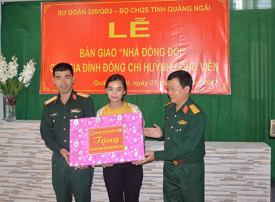  Đại tá Nguyễn Văn Lanh, Chính ủy Sư đoàn 320 tặng quà cho đình Trung úy QNCN Huỳnh Công Viên. Ảnh: Anh Tuấn