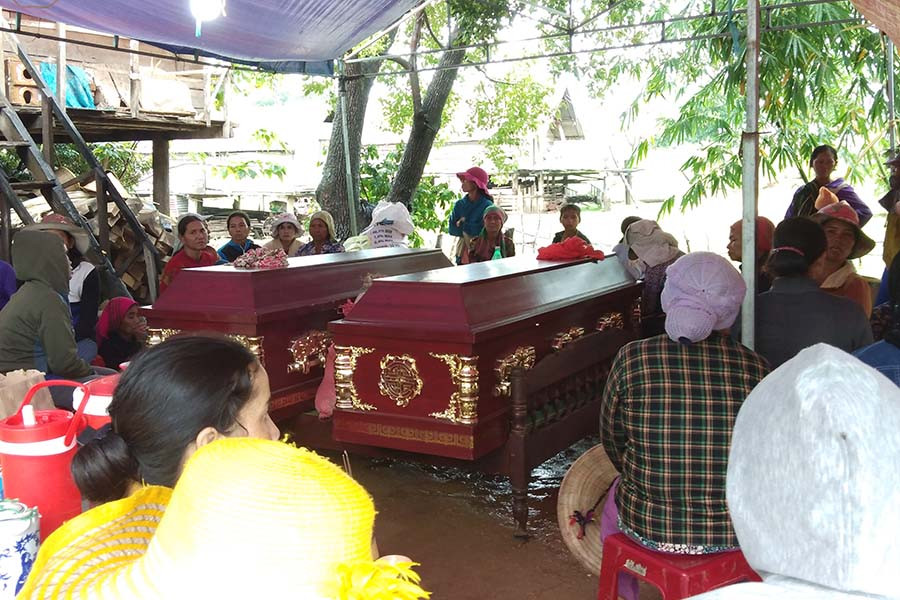 Người thân gào khóc bên hai cỗ quan tài của người xấu số. Ảnh: Nguyễn Tú