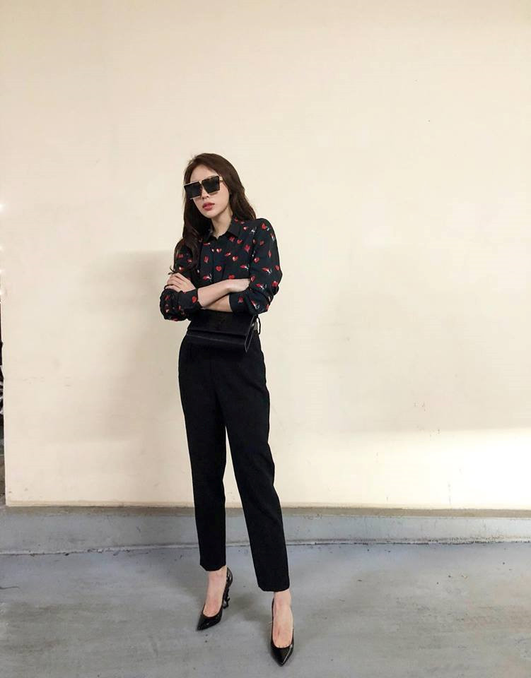 Cùng với trào lưu hoa lá cho thu đông năm nay, cô cũng cập nhật mốt sơ mi họa tiết mix kèm quần âu giản dị và thanh lịch. Cùng với trào lưu hoa lá cho thu đông năm nay, cô cũng cập nhật mốt sơ mi họa tiết mix kèm quần âu giản dị và thanh lịch.