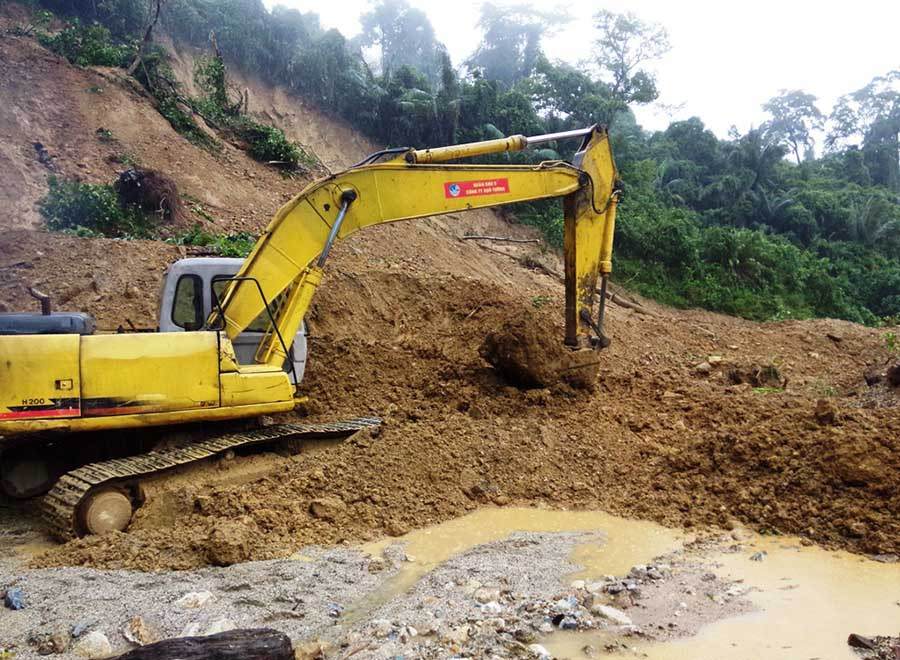  Khẩn trương khắc phục sạt lở nhưng vẫn chưa thể thông tuyến trên đường Trường Sơn Đông. Ảnh: Hoài Trần