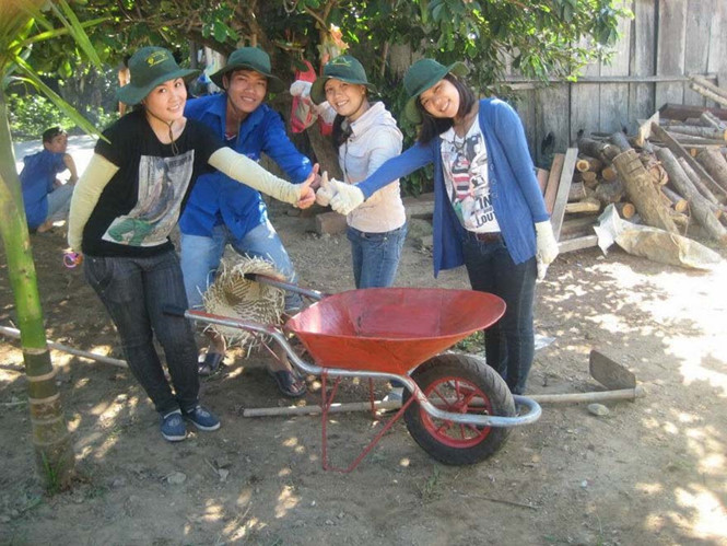 Ngọc Oanh (bìa phải) tham gia nhiều hoạt động tình nguyện. Ngọc Oanh (bìa phải) tham gia nhiều hoạt động tình nguyện.