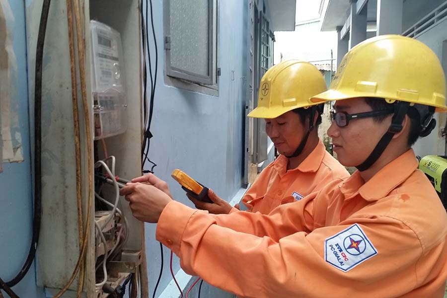 Kiểm tra công tơ khách hang. Ảnh: Hà Duy Kiểm tra công tơ khách hang. Ảnh: Hà Duy