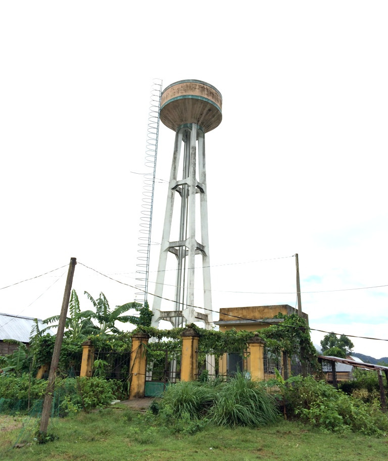 Công trình cấp nước ở buôn Liêng bỏ hoang nhiều năm nay cỏ mọc um tùm. Ảnh: Q.T Công trình cấp nước ở buôn Liêng bỏ hoang nhiều năm nay ỏ mọc um tùm. Ảnh: Q.T