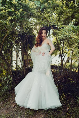 Suốt hơn 10 năm qua, Hồ Ngọc Hà có thể chụp hàng trăm trang bìa tạp chí, rất nhiều những bộ ảnh thời trang nhưng chưa bao giờ nhận lời chụp ảnh áo cưới với bất kỳ một trường hợp nào ngoại trừ người bấm máy là bạn thân – Đoàn Anh Tuấn. 