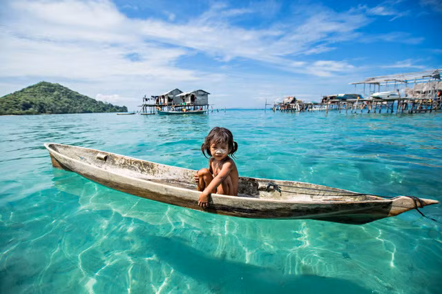  Để thoải mái lặn dưới nước, từ nhỏ người Bajau Laut bị chọc thủng màng nhĩ