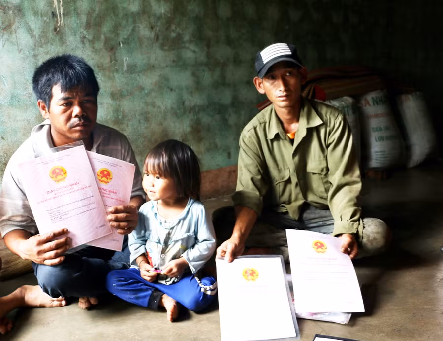 Ông Siu Bul (bên trái) và ông Siu Hoa bức xúc vì có bìa đỏ nhưng không thể sản xuất trên đất của mình được. Ảnh: Q.T