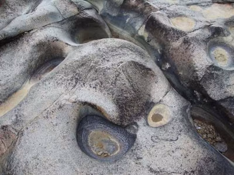 Dòng nước qua thời gian đã chạm khắc lên đá.