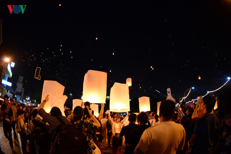 Lễ Loy Krathong được tổ chức lớn ở các tỉnh như Chiang Mai, Ayuthaya, Sukhoithai… 