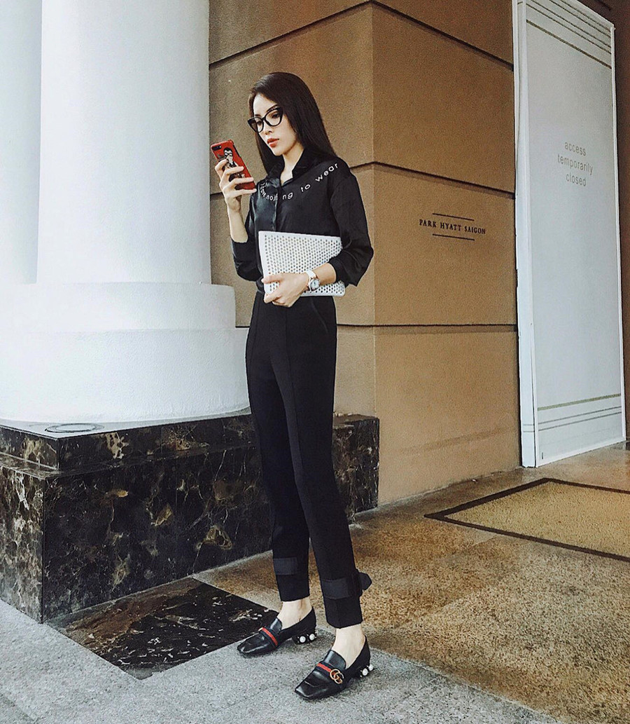 Với cây đen huyền bí, Kỳ Duyên biết cách khiến mình nổi bật khi mix cùng giày Gucci đính ngọc trai siêu hot. Với cây đen huyền bí, Kỳ Duyên biết cách khiến mình nổi bật khi mix cùng giày Gucci đính ngọc trai siêu hot.