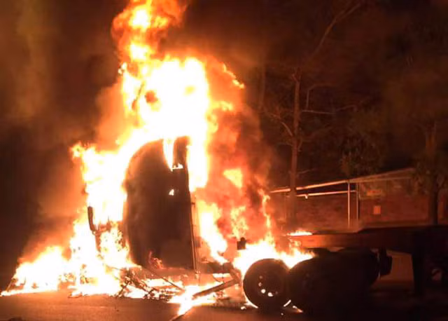 Sau khi đâm vào giải phân cách, phần cabin của xe bốc cháy ngùn ngụt. Sau khi đâm vào giải phân cách, phần cabin của xe bốc cháy ngùn ngụt.