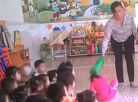 Hình ảnh bà Linh bạo hành các bé. Ảnh cắt từ clip