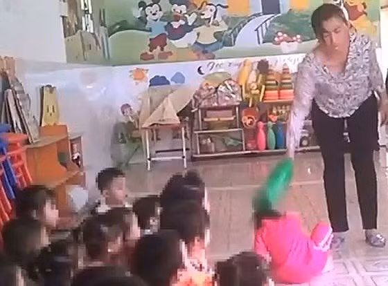 Hình ảnh bà Linh bạo hành các bé. Ảnh cắt từ clip