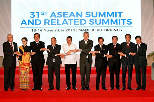 Thủ tướng Nguyễn Xuân Phúc cùng các nhà lãnh đạo chụp ảnh tại Hội nghị ASEAN Summit. Thủ tướng Nguyễn Xuân Phúc cùng các nhà lãnh đạo chụp ảnh tại Hội nghị ASEAN Summit.