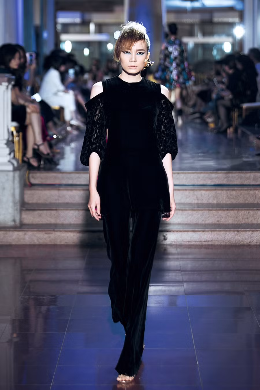 Những người thợ thủ công của Hà Linh cũng đã miệt mài suốt hơn bốn tháng qua để tạo ra 53 thiết kế này.