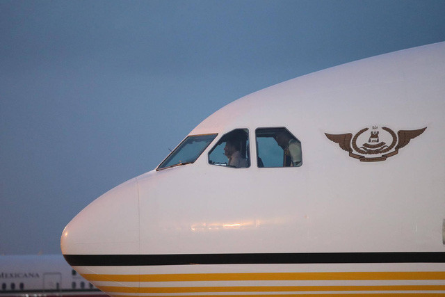 Quốc vương Hassanal Bolkiah trên ghế lái chuyên cơ vừa đáp xuống Đà Nẵng