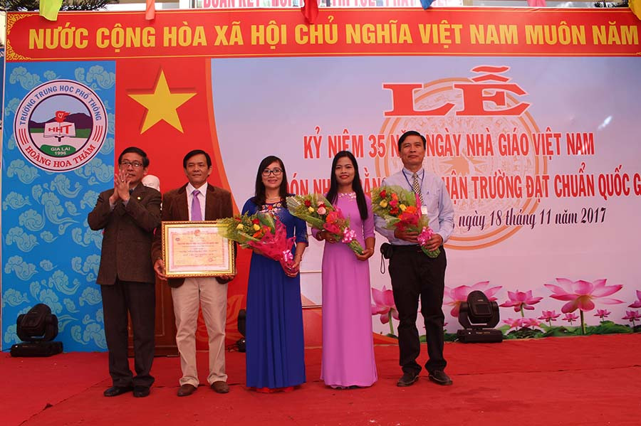  Ông Lê Duy Định-Phó giám đốc Sở Giáo dục-Đào tạo trao Bằng công nhận đạt chuẩn quốc gia cho Ban giám hiệu Trường THPT Hoàng Hoa Thám. Ảnh: Nguyễn Giang