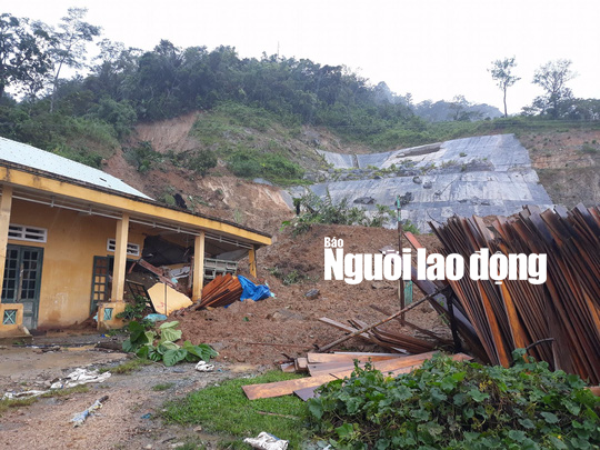 Sạt lở núi ở Phước Sơn. Hiện tại địa phương này đang có 2 người bị vùi lấp Sạt lở núi ở Phước Sơn. Hiện tại địa phương này đang có 2 người bị vùi lấp