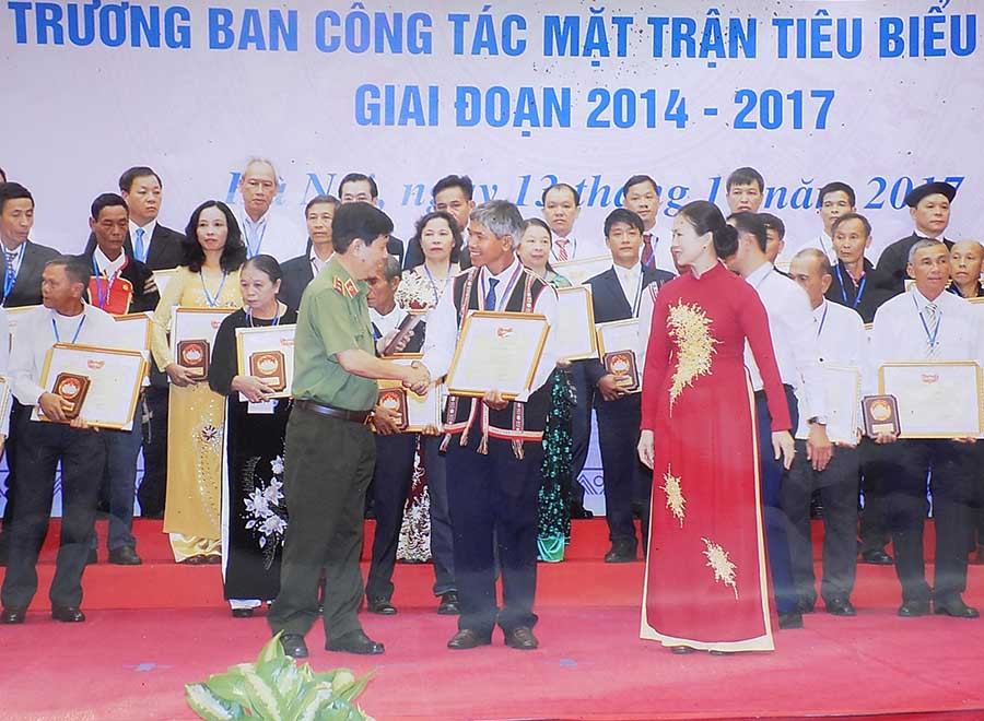  Ông Wut được nhận bằng khen về thành tích xuất sắc trong công tác MTTQ. Ảnh: Thanh Nhật