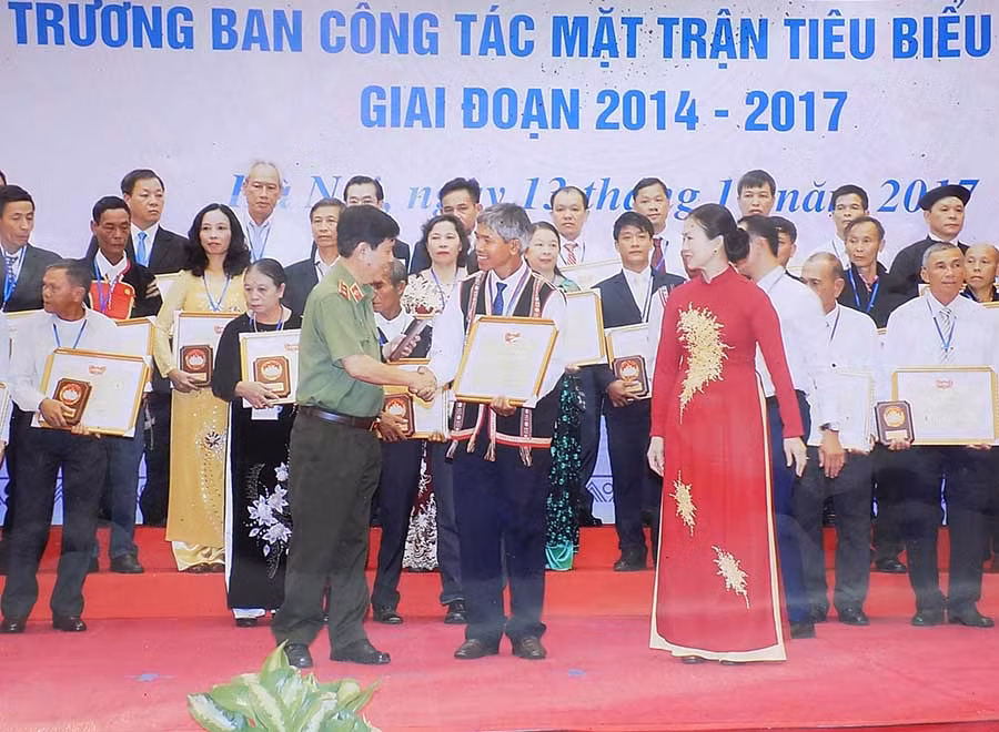  Ông Wut được nhận bằng khen về thành tích xuất sắc trong công tác MTTQ. Ảnh: Thanh Nhật