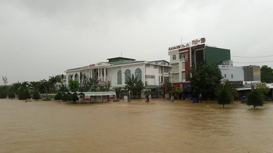 Trung tâm huyện Bình Sơn bị ngập sâu trong nước. Trung tâm huyện Bình Sơn bị ngập sâu trong nước.