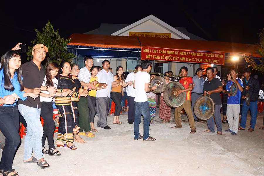  Nới rộng vòng xoang đoàn kết buôn Phu Ma Nhe 1. Ảnh: Đức Phương 