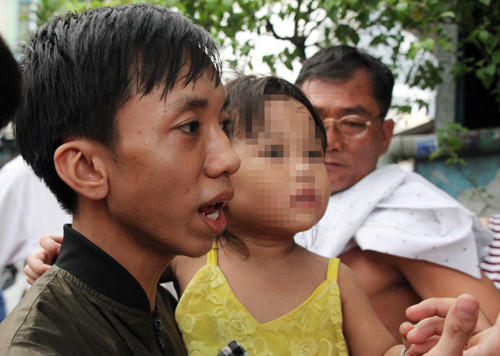 Nhiều phụ huynh bức xúc ôm con đến đòi gặp bà Linh. 