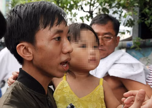 Nhiều phụ huynh bức xúc ôm con đến đòi gặp bà Linh. 