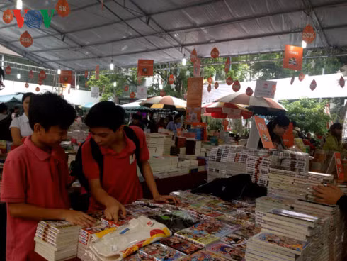 Đông đảo bạn trẻ háo hức tìm những cuốn sách yêu thích