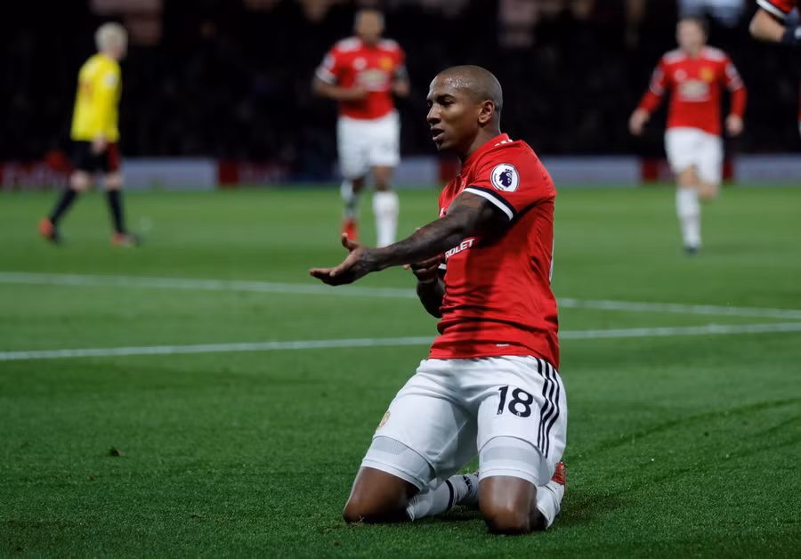 Young ăn mừng bàn mở tỉ số cho M.U. Ảnh: REUTERS