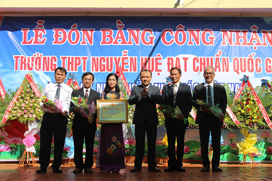  Ông Huỳnh Minh Thuận-Giám đốc Sở Giáo dục-Đào tạo trao Bằng công nhận trường đạt chuẩn quốc gia cho Ban Giám hiệu Trường THPT Nguyễn Huệ. Ảnh: Nguyễn Giang
