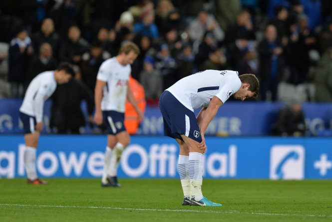 Nỗi thất vọng của các cầu thủ Tottenham sau trận thua Leicester. Ảnh: REUTERS