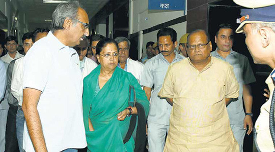 Các quan chức bang Rajasthan đến thăm các nạn nhân vào ngày 1-11. Ảnh: Indian Express Các quan chức bang Rajasthan đến thăm các nạn nhân vào ngày 1-11. Ảnh: Indian Express